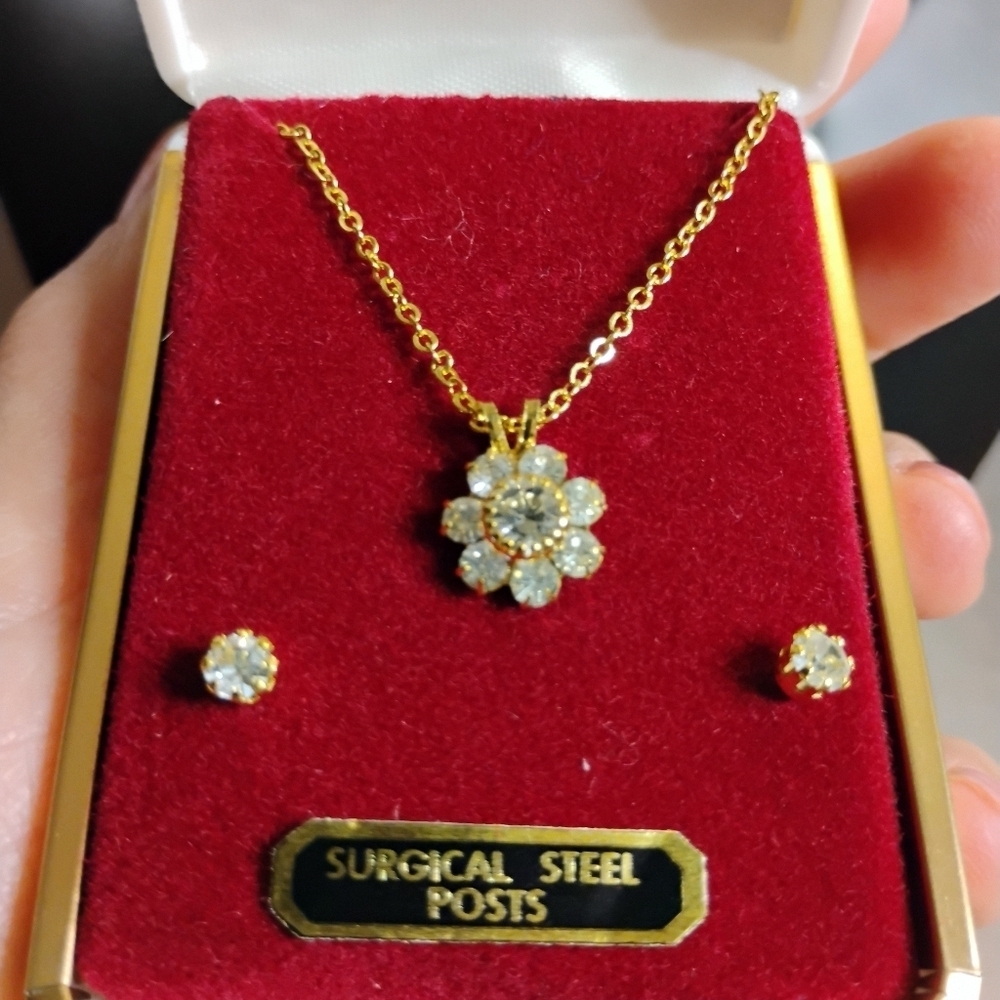 Vintage Gold Tone Metal CZ Glass Crystals Flower Necklace and Earring‎ set
